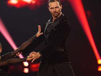 S&auml;ngerin Nadja Benaissa verheddert sich beim Tango mit Vadim Garbuzov in ihrem Kleid, aber sie tanzt einfach weiter. Garbuzov: "Du bist eine K&ouml;nigin!"