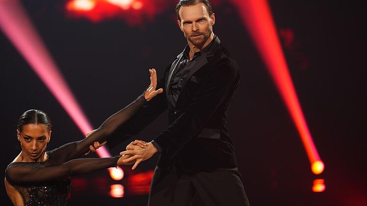S&auml;ngerin Nadja Benaissa verheddert sich beim Tango mit Vadim Garbuzov in ihrem Kleid, aber sie tanzt einfach weiter. Garbuzov: "Du bist eine K&ouml;nigin!"