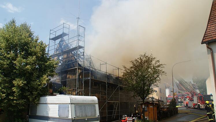 Brand im Dachstuhl: Feuer zerst&ouml;rt Doppelhaus im Kreis Bayreuth