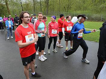 Jetzt geht's los: Die Laufgruppe der Saale-Zeitung mit Anführer Erwin Bittel kurz nach dem Startschuss. Foto: Barbara Herbst