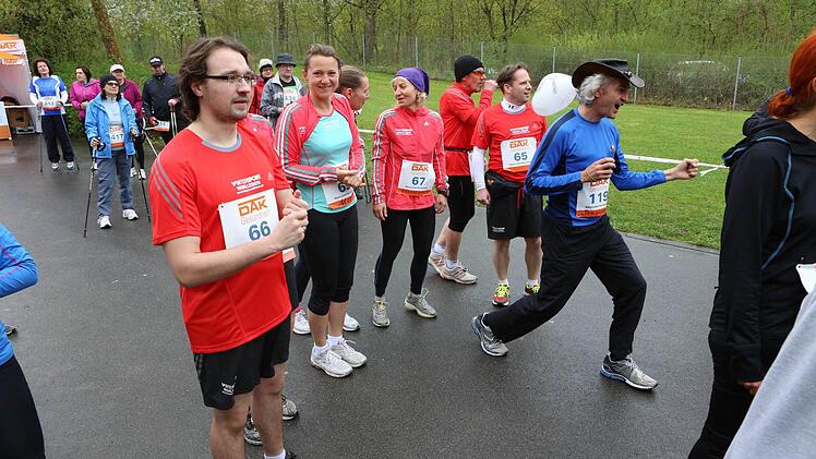 Jetzt geht's los: Die Laufgruppe der Saale-Zeitung mit Anführer Erwin Bittel kurz nach dem Startschuss. Foto: Barbara Herbst