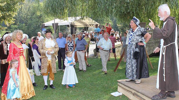Dominikanermönch Johannes Tetzel (Siegbert Mantel) und NonneKatharina von Bora (Eleonore von Rotenhan) hatten den Besuchern bei ihre Ablasspredigten viel zu erzählen.