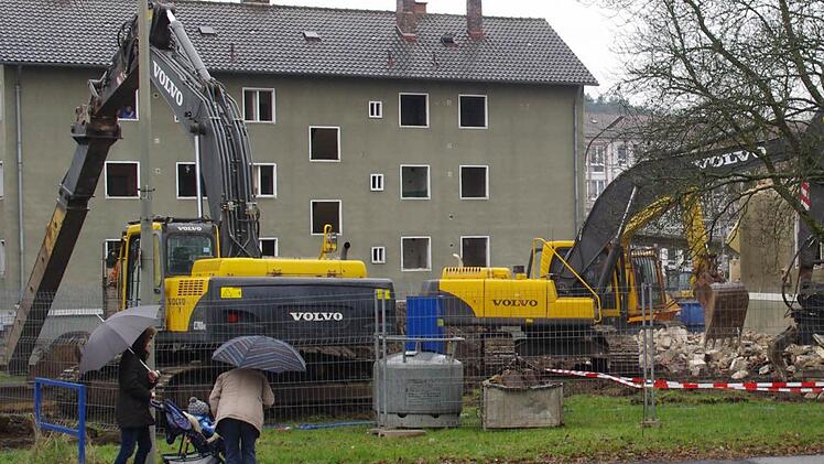 Immer standen Interessierte und Nachbarn vor der abgesperrten Baustelle. Die Gebäude auf der anderen Straßenseite (in Hintergrund) warten ebenfalls auf den Abriss.