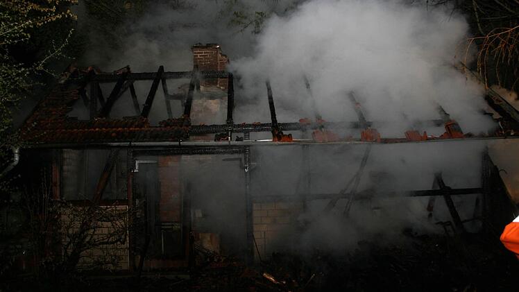 Nur noch ein Gerippe blieb von der Scheune übrig.