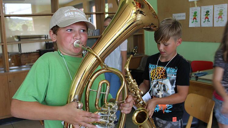 Musik: Paul pustete kr&auml;ftig und schon kam ein langer Ton. Bei den Neubrunner Dorfmusikanten durften die Sch&uuml;ler eine Auswahl an Blechblasinstrumenten ausprobieren und hatten sichtlich Spa&szlig;.