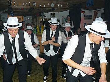 Die Fußballer des FC Marktleugast können sich auch auf dem Tanzparkett sehen lassen. Foto: Klaus-Peter Wulf