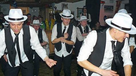 Die Fußballer des FC Marktleugast können sich auch auf dem Tanzparkett sehen lassen. Foto: Klaus-Peter Wulf