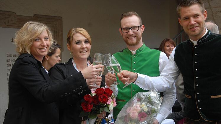 Basti und Christina Mehler mit den Trauzeugen Julia Fischer und Jan Carlo G&ouml;rner Fotos: Bernhard Panzer