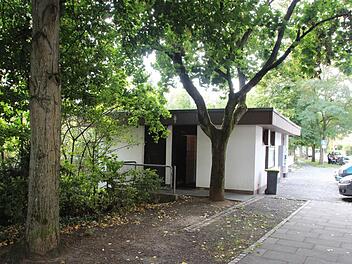 Das ehemalige Postgebäude in Wüstenahorn soll einem Bürgerhaus weichen. Dafür soll nun ein Architektenwettbewerb stattfinden. Fotos: Simone Bastian