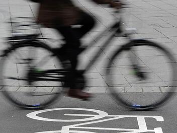 Mit dem Fahrrad und einem GPS-Signal fährt der Kanadier Stephen Lund Straßen ab, um so digitale Bilder zu zeichnen. Symbolfoto: Daniel Bock, dpa