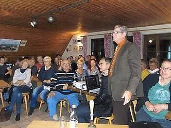 Bürgermeister Heinz Richter stand in Rosenbach den Bürgern Rede und Antwort. Foto: Petra Malbrich