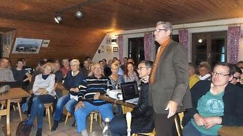 Bürgermeister Heinz Richter stand in Rosenbach den Bürgern Rede und Antwort. Foto: Petra Malbrich
