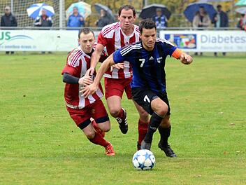 Der Jahn im Vorwärtsgang, eine beispielhafte Szene des Spiels: Die SpVgg um Kapitän Thomas Roas setzte sich in der Landesliga Nordwest verdient mit 3:1 gegen den 1. FC Fuchsstadt durch und bleibt Spitzenreiter Schweinfurt II auf den Fersen.  Foto: herzopress