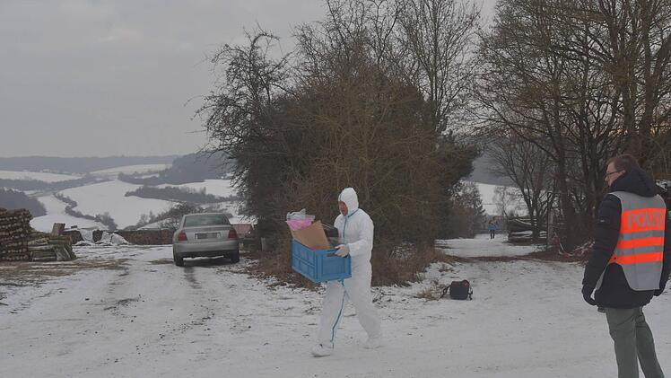 Der Besitzer eines abgelegenen Gartengrundstücks in Arnstein (Landkreis Main-Spessart) hat am Sonntagvormittag sechs tote Personen aufgefunden - darunter auch seine eigenen Kinder, teilt das Polizeipräsidium Unterfranken mit. Foto: NEWS5 / Hoefig