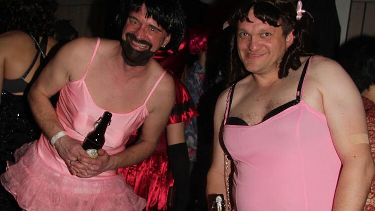 Zwei Ballerinas in XXL-Format