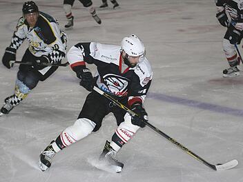 Ein Tor und zwei Assists steuerte Michal Babkovic  (vorne) beim Auswärtsspiel der "Hawks" beim EC Pfaffenhofen bei. Die 4:7-Niederlage konnte aber auch der slowakische ESC- und Ligatopscorer damit nicht verhindern.