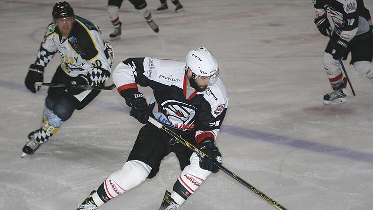 Ein Tor und zwei Assists steuerte Michal Babkovic  (vorne) beim Auswärtsspiel der "Hawks" beim EC Pfaffenhofen bei. Die 4:7-Niederlage konnte aber auch der slowakische ESC- und Ligatopscorer damit nicht verhindern.