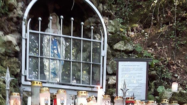 Neben der Marienfigur steht eine Tafel, mit der Bitte, vom übermäßigen Abbrennen von Kerzen in Plastikhüllen abzusehen. Diese wird ignoriert.Marion Ender