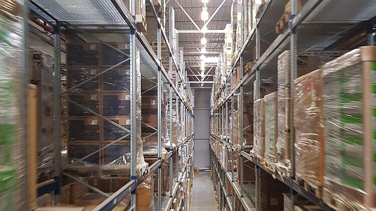 Hoch hinaus: Rund zehn Meter sind die Regale im Lager in Ebensfeld hoch, die mit einem Spezialstapler bestückt werden. Foto: Tobias Kindermann