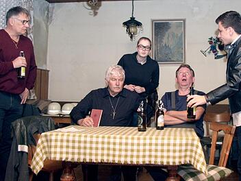 Auch den Pfarrer zieht es immer wieder ins Feuerwehrhaus.    Foto: Richard Sänger