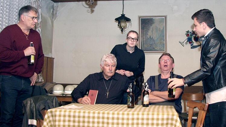 Auch den Pfarrer zieht es immer wieder ins Feuerwehrhaus.    Foto: Richard Sänger