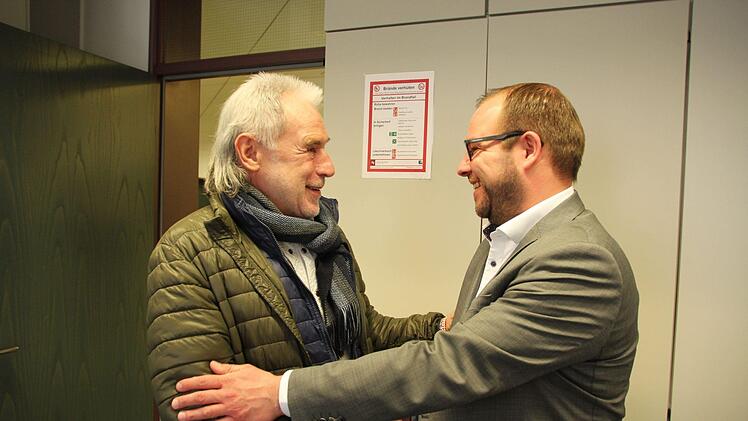 Herbert Müller (links) gratuliert Sebastian StraubelOliver Schmidt