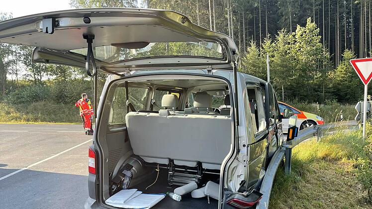 Rettungshubschrauber bei Helmbrechts im Einsatz: Auto und Kleinbus sto&szlig;en zusammen