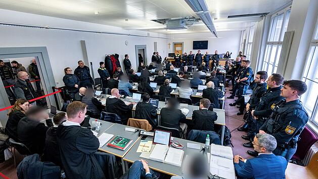 Nach Eisenstangen-Attacke arbeitsunf&auml;hig: Prozess mit elf Angeklagten beginnt