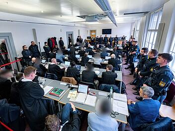 Nach Eisenstangen-Attacke arbeitsunfähig: Prozess mit elf Angeklagten beginnt