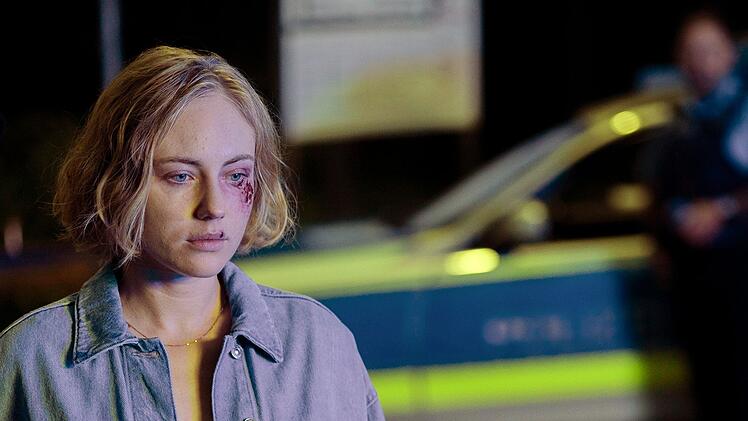 Im Spielfilm "Bis es blutet" ger&auml;t die junge Reporterin Aga (Elisa Schlott) in den Sog ihres eigenen Ehrgeizes.