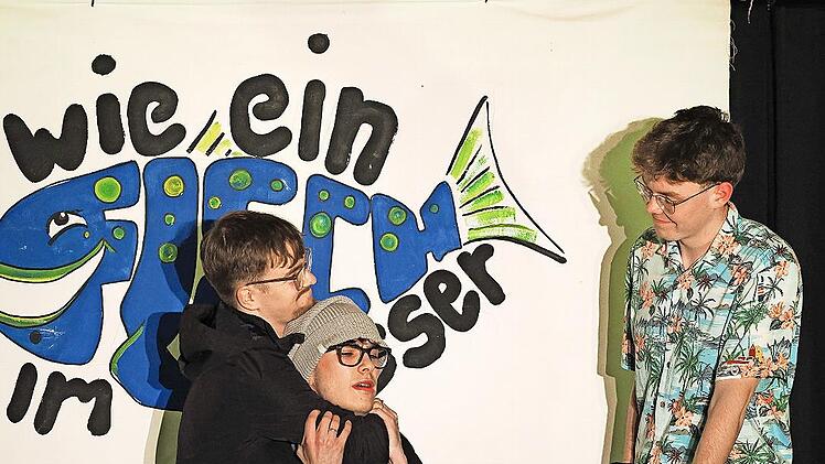 Sascha (links, David Schneider) und Bj&ouml;rn Diemel (rechts, Arthur Dering) &bdquo;&uuml;berzeugen&ldquo; den Hipster Gesch&auml;ftsf&uuml;hrer (William Greenberg), ihnen die Kindertagesst&auml;tte zu &uuml;berschreiben.