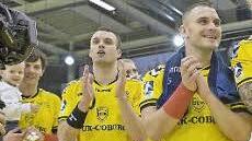 HSC-Kapitän Ronny Göhl (rechts) strahlt mit seinen Mitstreitern nach dem Sieg.