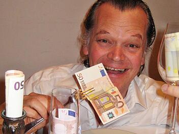 Martin Neubauer in der Rolle des armen und nun endlich reichen Mannes. Foto: pr
