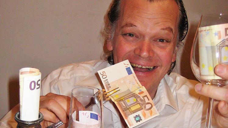 Martin Neubauer in der Rolle des armen und nun endlich reichen Mannes. Foto: pr