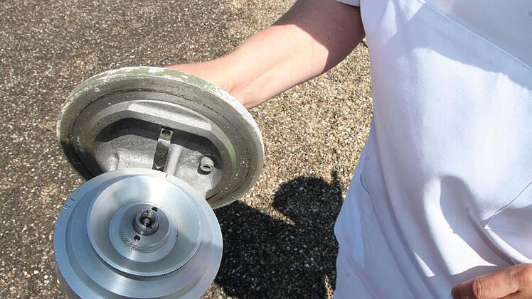Diese Spule steckt im Innern des Messgerätes. Auf der Spule liegt der Streifen, der die Pollen auffängt.