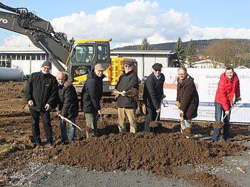Sie sind zuversichtlich, dass im September 2016 die Produktion in der neuen Fertigungs- und Montagehalle aufgenommen werden kann (von links): Winfried Lebok und Gerd Peter Lauer vom Architekturbüro Lauer & Lebok, Johannes Weber, Michael Weber, Georg Weber, Markus Weber und Bauunternehmer Peter Heinz Foto: Veronika Schadeck