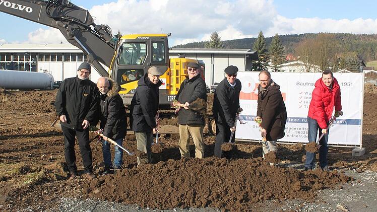 Sie sind zuversichtlich, dass im September 2016 die Produktion in der neuen Fertigungs- und Montagehalle aufgenommen werden kann (von links): Winfried Lebok und Gerd Peter Lauer vom Architekturbüro Lauer & Lebok, Johannes Weber, Michael Weber, Georg Weber, Markus Weber und Bauunternehmer Peter Heinz Foto: Veronika Schadeck