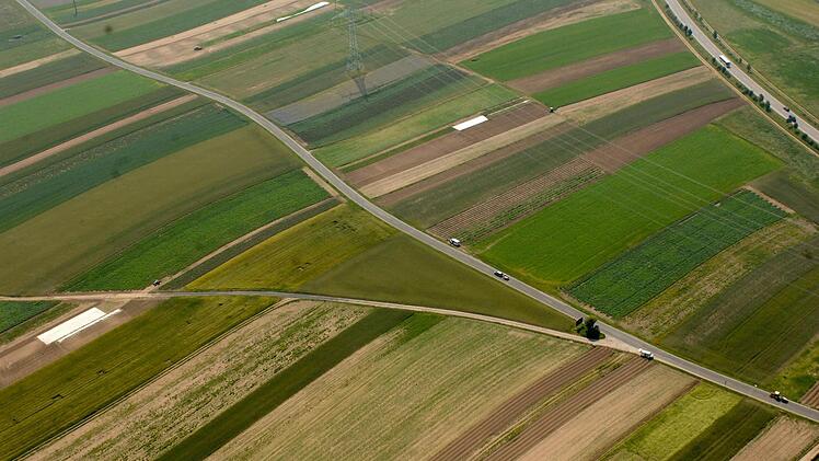 Das Luftbild zeigt die vielen kleinen Parzellen entlang der Kreisstraße BA 5. Der Grunderwerb ist noch immer ungeklärt. Foto: Ronald Rinklef