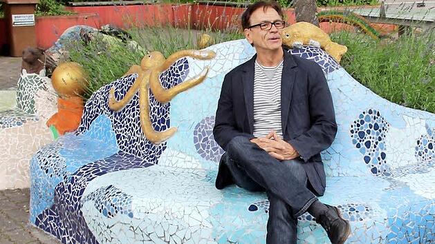 Die von Schülern gestaltete Mosaikbank ist Lothar Giehls Lieblingsplatz in der Don-Bosco-Schule. Dort sitzt er bei schönem Wetter und begrüßt seine "Kinder". Foto: Johanna Blum