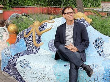 Die von Schülern gestaltete Mosaikbank ist Lothar Giehls Lieblingsplatz in der Don-Bosco-Schule. Dort sitzt er bei schönem Wetter und begrüßt seine "Kinder". Foto: Johanna Blum