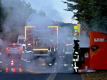 Als der Altkleidercontainer in Brand geriet, stank und qualmte es ganz erheblich im Riedgraben.  Fotos: Peter Rauch