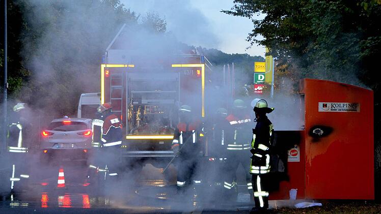Als der Altkleidercontainer in Brand geriet, stank und qualmte es ganz erheblich im Riedgraben.  Fotos: Peter Rauch