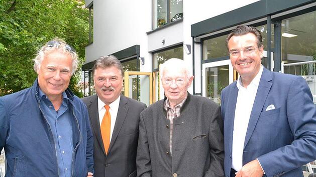 Alte Bekannte wiederzusehen ist Anlass zur Freude. Im Bild (von links): Peter Fraas, Landrat Klaus Peter S&ouml;llner, Herbert Heinritz und Schulleiter Horst PfadenhauerFoto: Uschi Prawitz