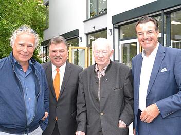 Alte Bekannte wiederzusehen ist Anlass zur Freude. Im Bild (von links): Peter Fraas, Landrat Klaus Peter S&ouml;llner, Herbert Heinritz und Schulleiter Horst PfadenhauerFoto: Uschi Prawitz