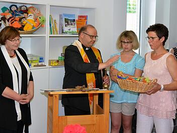 Pfarrerin Christel Mebert und ihr katholischer Amtskollege Gerd Greiner gaben der neuen Lebenshilfe Einrichtung in der Gartenstraße 10 den kirchlichen Segen "damit Leben in die Bude kommt". Entstanden ist hier ein Neubau in dem acht Menschen mit Behinderungen wohnen und ambulant betreut werden.  Fotos: Peter Rauch