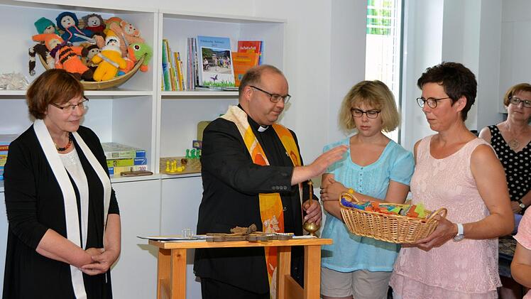 Pfarrerin Christel Mebert und ihr katholischer Amtskollege Gerd Greiner gaben der neuen Lebenshilfe Einrichtung in der Gartenstraße 10 den kirchlichen Segen "damit Leben in die Bude kommt". Entstanden ist hier ein Neubau in dem acht Menschen mit Behinderungen wohnen und ambulant betreut werden.  Fotos: Peter Rauch