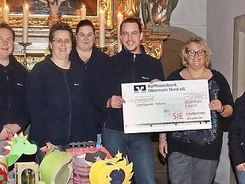 Spendenübergabe von 2000 Euro der KWG Weißenbrunn an die Kindertagesstätte "Pusteblume" Weißenbrunn. Mit im Bild die Vertreter der KWG mit Vorsitzenden Bernd Redwitz (5. v. l.) mit Kindergartenleiterin Angelika Zapfe (4. v. r.) und Pfarrer Christoph Teille (l.) Foto: K.- H. Hofmann