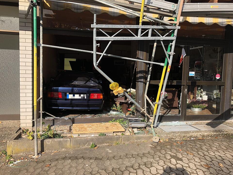 Kreis Fürth: 80-Jährige kracht mit Auto durch Schaufenster eines Blumenladens