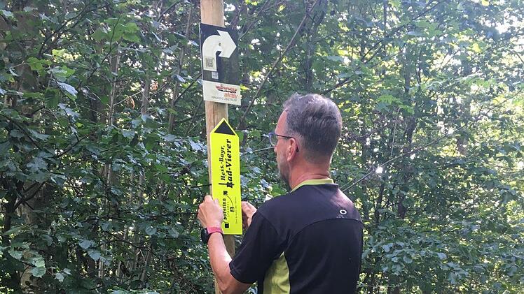 Die Ausschilderung der MTB-Strecken über 62 und 42 Kilometer ist wahre Handarbeit für MTB-Scout Armin Heurich - rund 500 Schilder benötigt er hierfür und mit An- und Abschilderung rund zehn Tage.  Petra Heurich