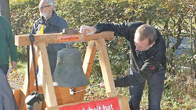 Eckhard Schneider schlug w&auml;hrend der einzelnen Stationen der Wallfahrt die Mahnglocke. Foto: Gerd Klemenz